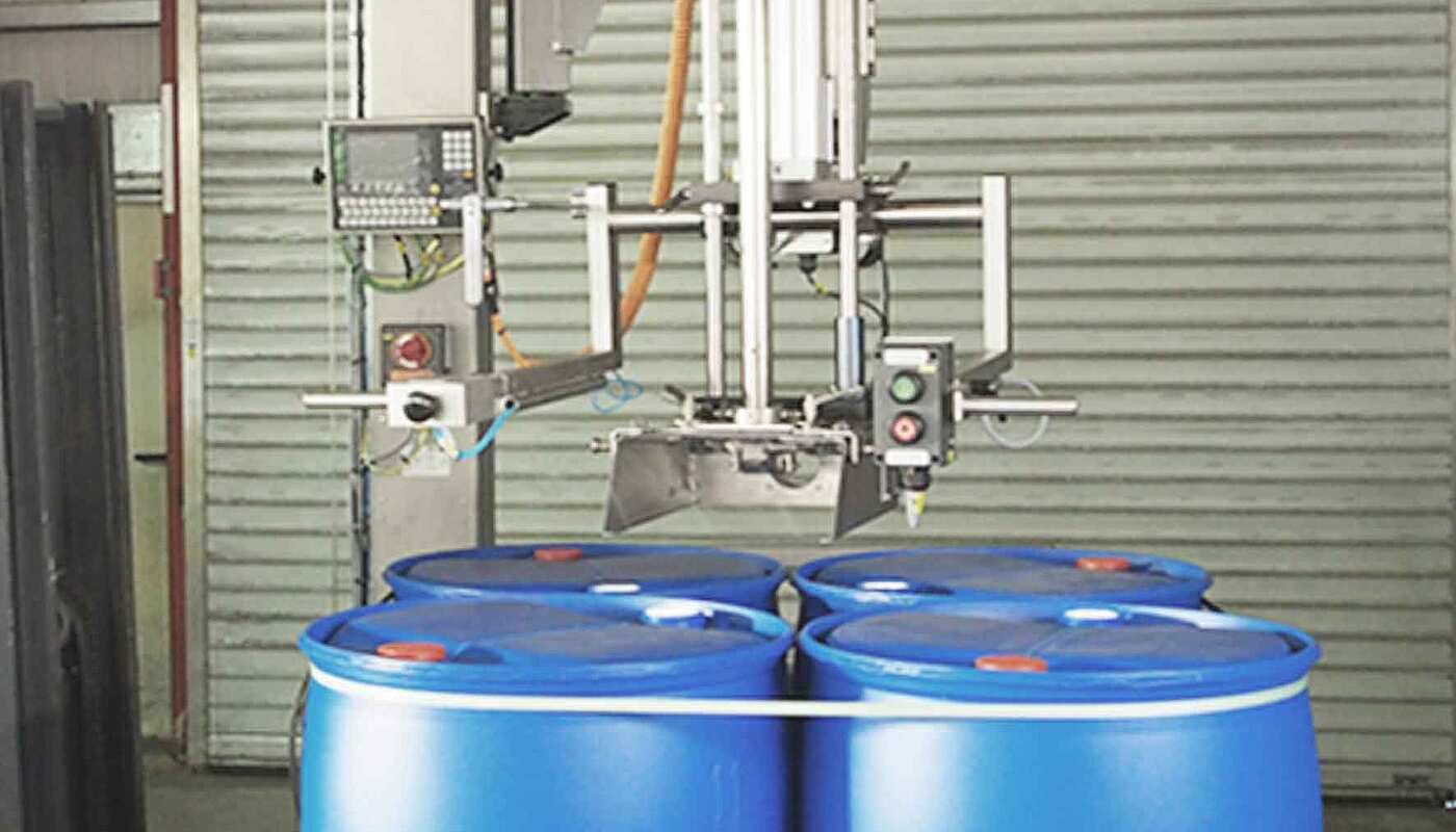 Mehrere Leergebinde werden auf Paletten teilautomatisiert befüllt