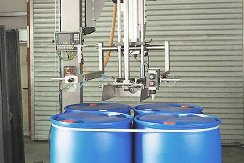 Mehrere Leergebinde werden auf Paletten teilautomatisiert befüllt