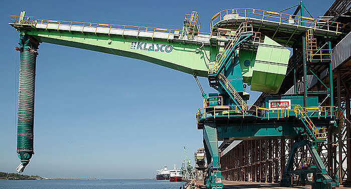 Schiffsbelader am Hafen von Danzig