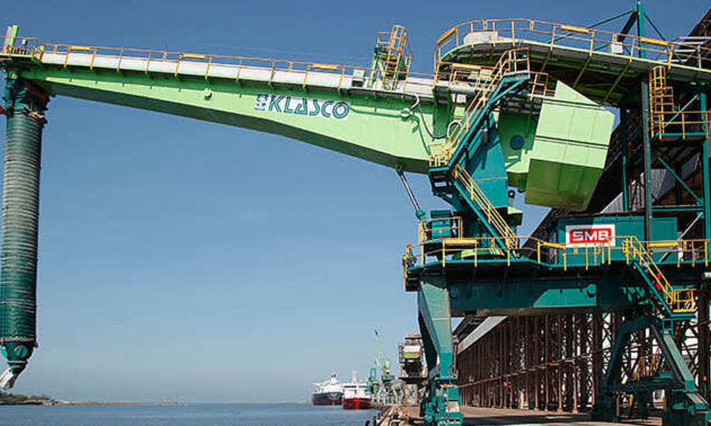 Schiffsbelader am Hafen von Danzig