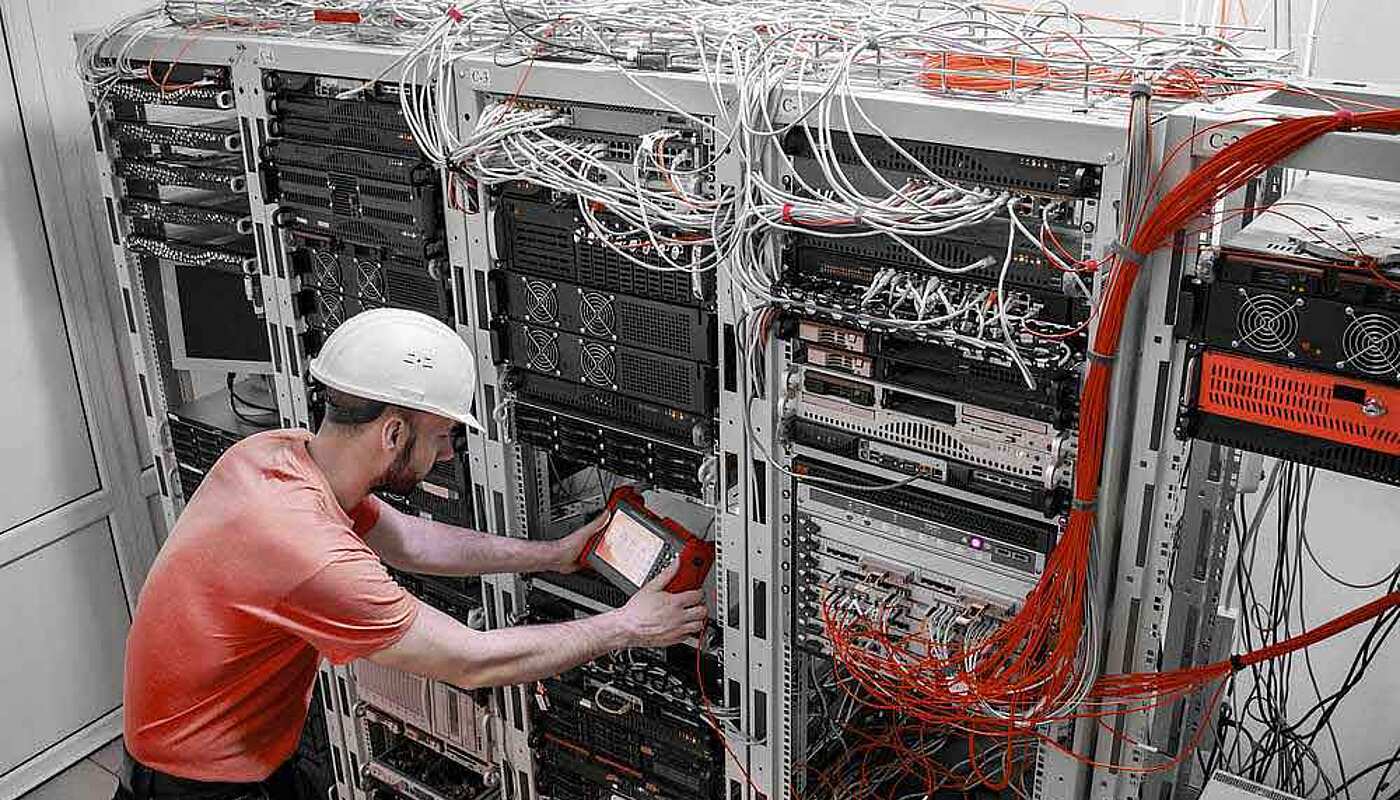 Elekrotechniker diagnostiziert Problem am Schaltschrank