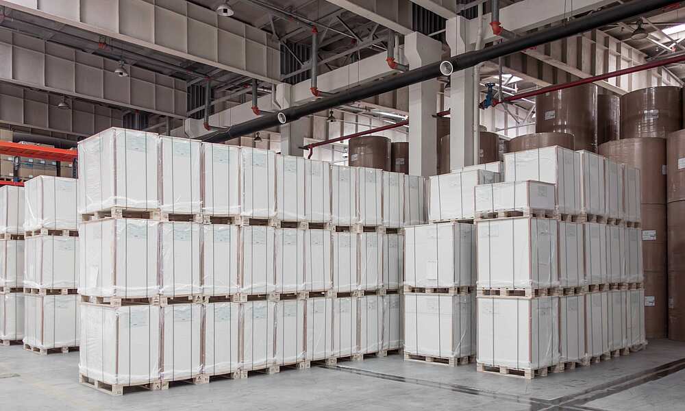 Papierlagerung auf Paletten